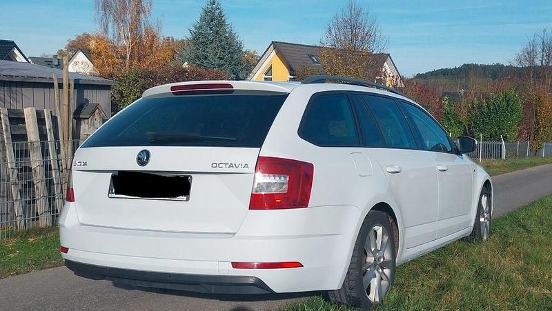 Weiß Gebraucht 2017 Skoda Octavia Drive Kombi | 11.300 € (Guter Preis) - Bild 1/4