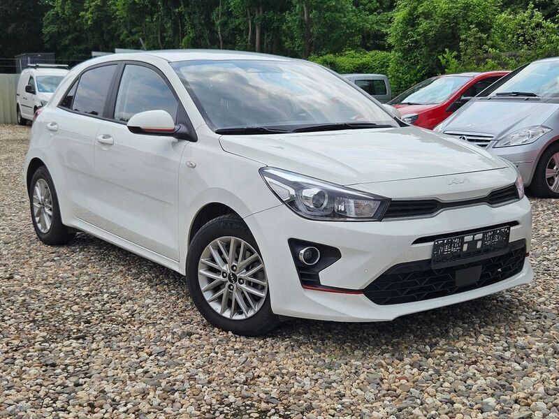 Gebraucht Kia Rio 101 PS (74 kW) 2022 Weiß Limousine