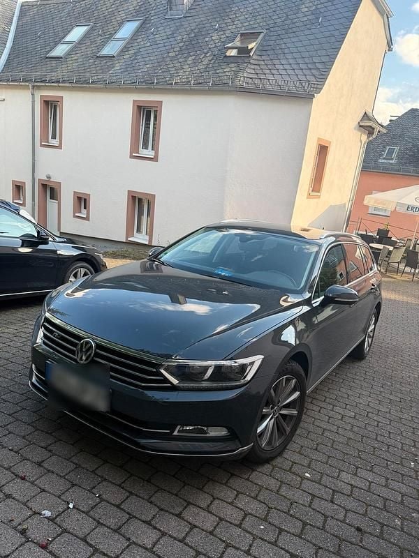 Grau Gebraucht 2019 VW Passat R-line Limousine | 11.500 € (Superpreis) - Bild 1/4