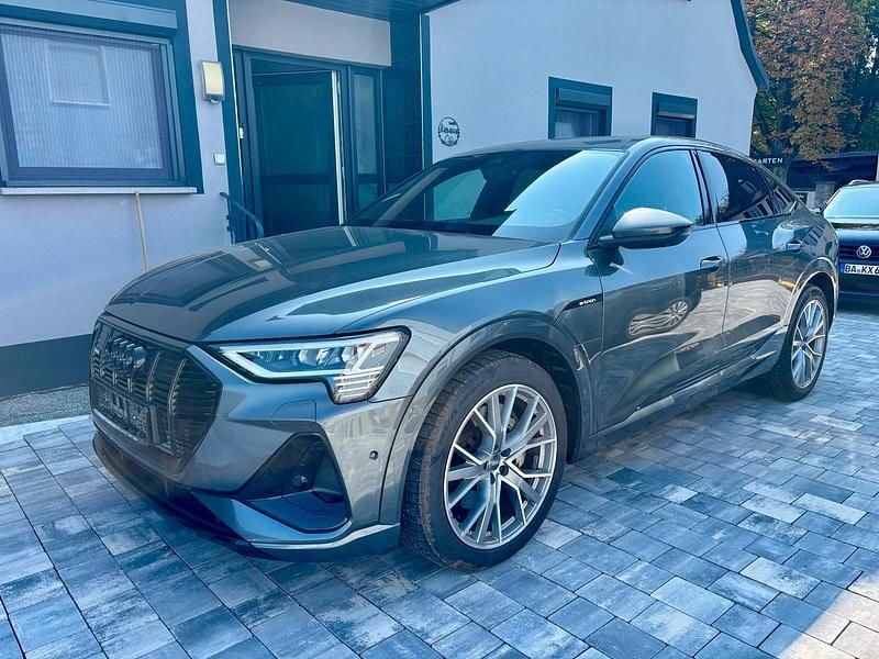 Grau Gebraucht 2021 Audi e-tron S-Line SUV | 29.800 € (Fairer Preis) - Bild 1/4