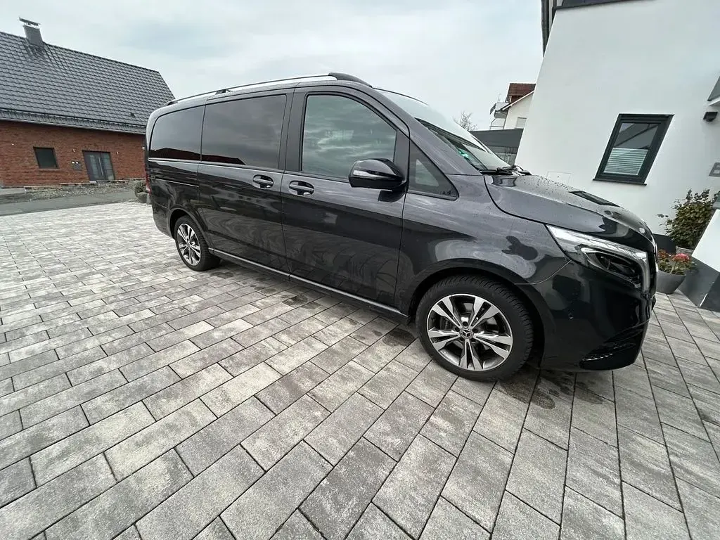 Gebraucht Mercedes V300 Avantgarde Edition 237 PS (174 kW) 2022 Grau Van / Kleinbus