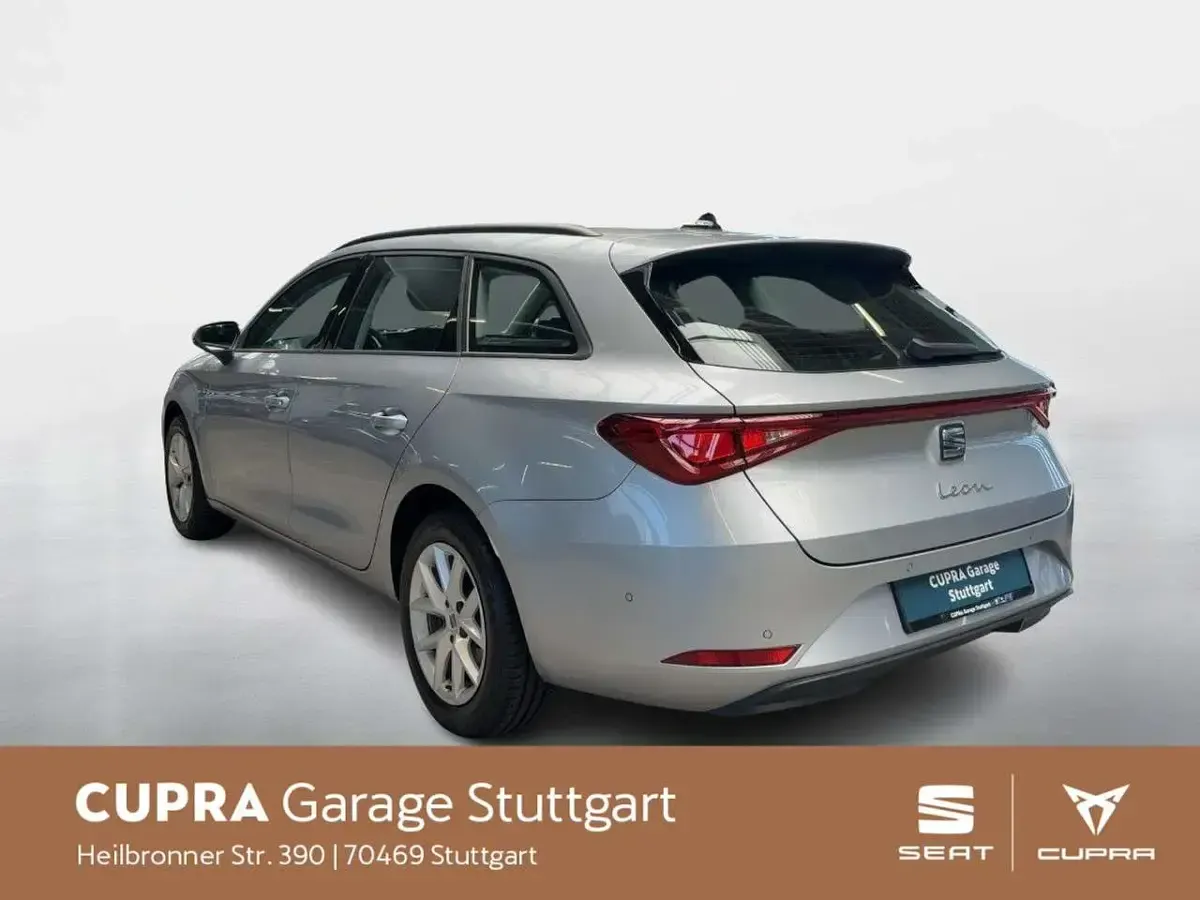 Usado Seat Leon Style 150 CV (110 kW) 2023 Plateado Berlina