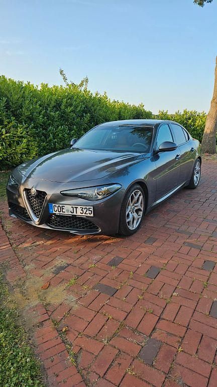 Grau Gebraucht 2018 Alfa Romeo Giulia Super Limousine | 24.999 € (Fairer Preis) - Bild 1/4
