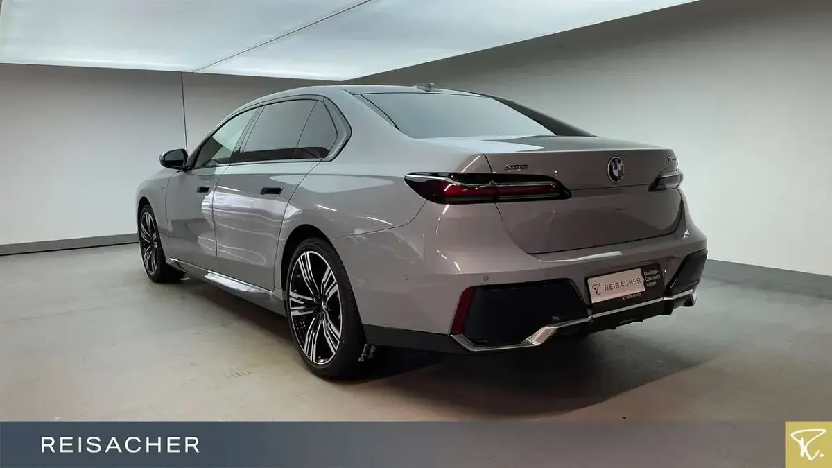 Gebraucht BMW 740 M Sport 299 PS (219 kW) 2025 M brooklyn grau metallic Limousine