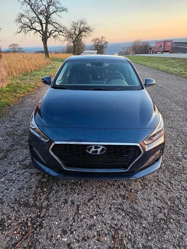 Blau Gebraucht 2019 Hyundai i30 Premium Limousine | 14.750 € (Guter Preis) - Bild 1/4
