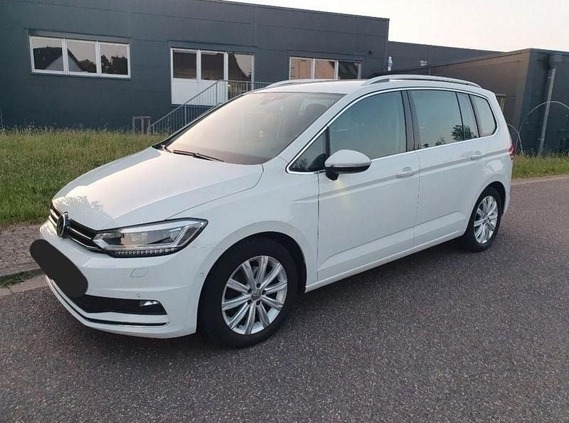 Weiß Gebraucht 2017 VW Touran Highline Van / Kleinbus | 14.800 € (Fairer Preis) - Bild 1/4