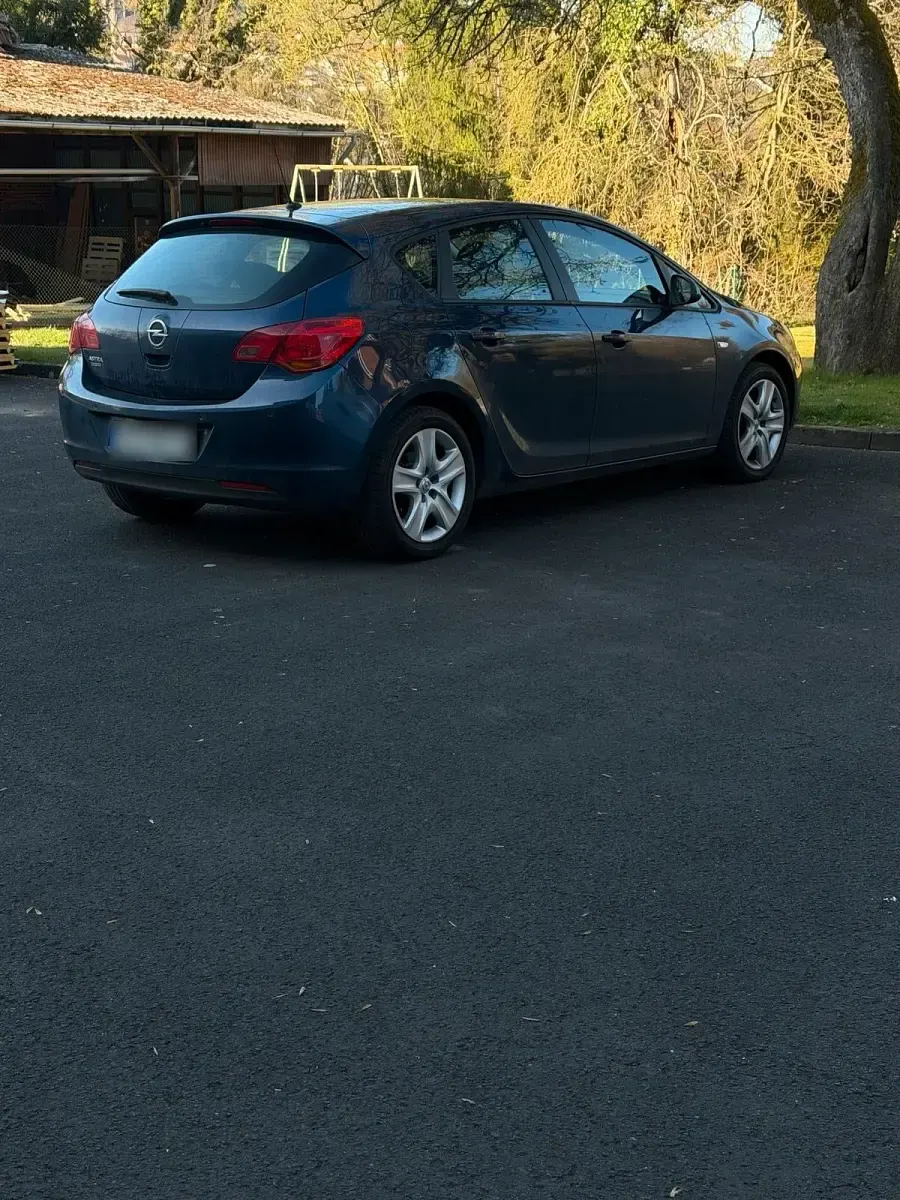 Używany Opel Astra 115 KM (84 kW) 2011 Niebieski Kombi