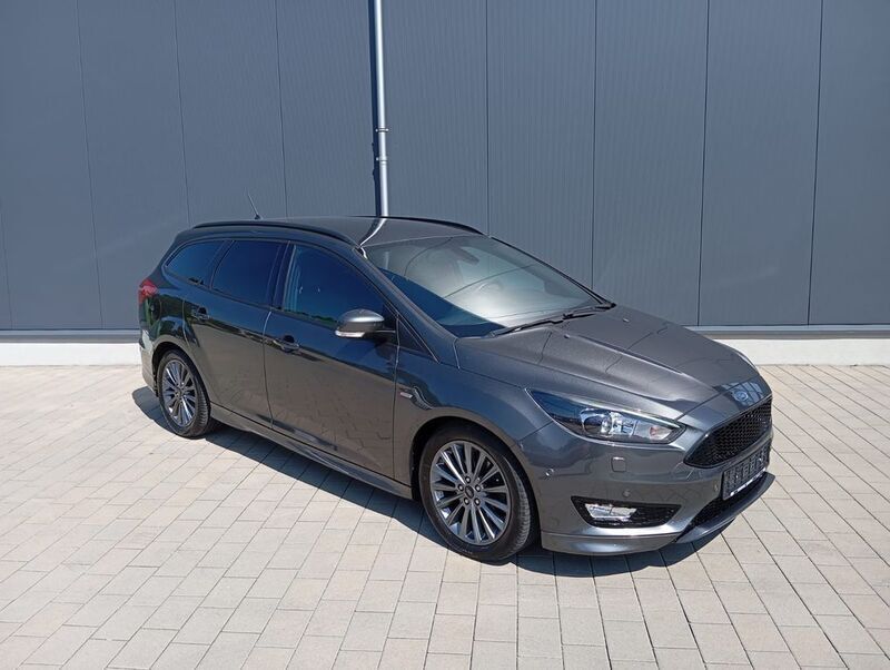 Grau Gebraucht 2017 Ford Focus ST-Line Limousine | 15.500 € (Teuer) - Bild 1/4