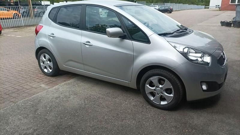Silber Gebraucht 2013 Kia Venga Kleinwagen | 6.800 € (Fairer Preis) - Bild 1/4