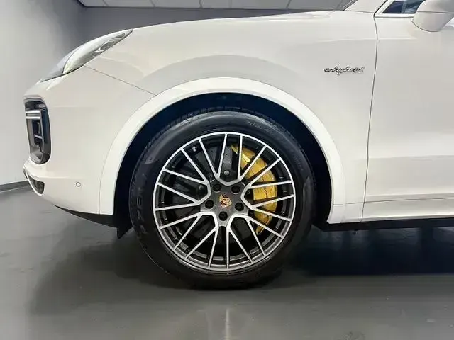 Gebraucht Porsche Cayenne Turbo S E-Hybrid 680 PS (500 kW) 2022 Weiß SUV