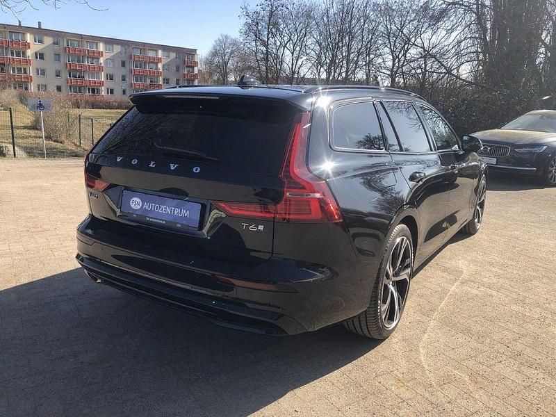 Gebraucht Volvo V60 Plus 349 PS (256 kW) 2025 Onyx black / metallic Kombi