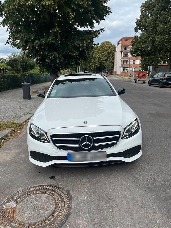 Weiß Gebraucht 2018 Mercedes E220 Night Kombi | 23.799 € (Fairer Preis) - Bild 1/4