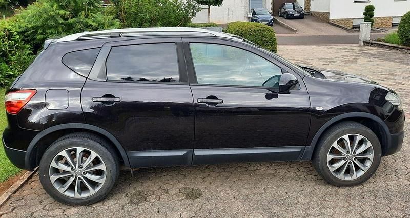 Rot Gebraucht 2012 Nissan Qashqai +2 SUV | 9.750 € (Etwas zu teuer) - Bild 1/4