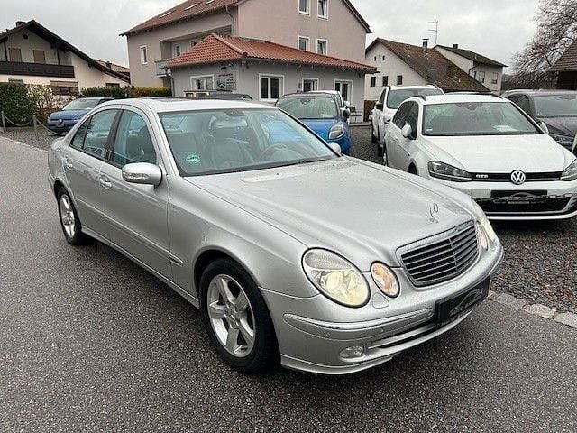 Silber Gebraucht 2005 Mercedes E320 Avantgarde Limousine | 5.990 € (Superpreis) - Bild 1/4