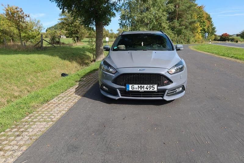 Grau Gebraucht 2016 Ford Focus ST Limousine | 11.450 € (Fairer Preis) - Bild 1/4