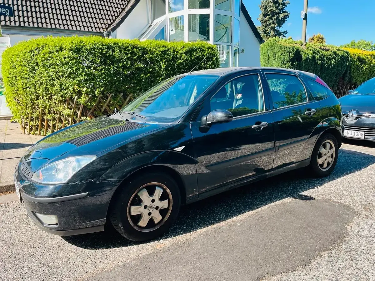 Używany Ford Focus 75 KM (55 kW) 2003 Czarny Sedan/Limuzyna