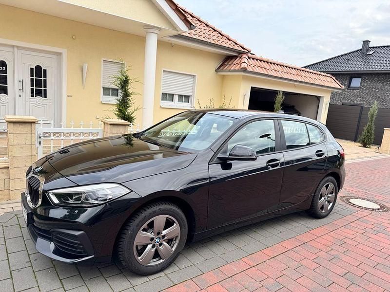 Schwarz Gebraucht 2022 BMW 118 Kleinwagen | 19.600 € (Guter Preis) - Bild 1/4