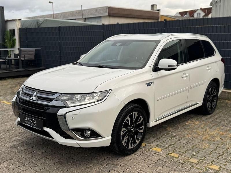 Weiß Gebraucht 2017 Mitsubishi Outlander P-HEV Top SUV | 14.500 € (Fairer Preis) - Bild 1/4