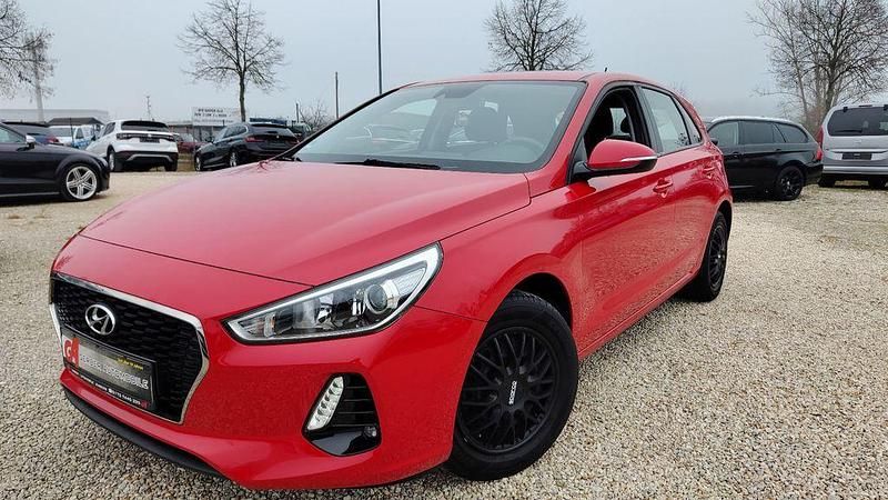 Rot Gebraucht 2017 Hyundai i30 Select Limousine | 10.900 € (Fairer Preis) - Bild 1/4