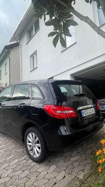 Gebraucht Mercedes B180 122 PS (89 kW) 2013 Schwarz Van / Kleinbus