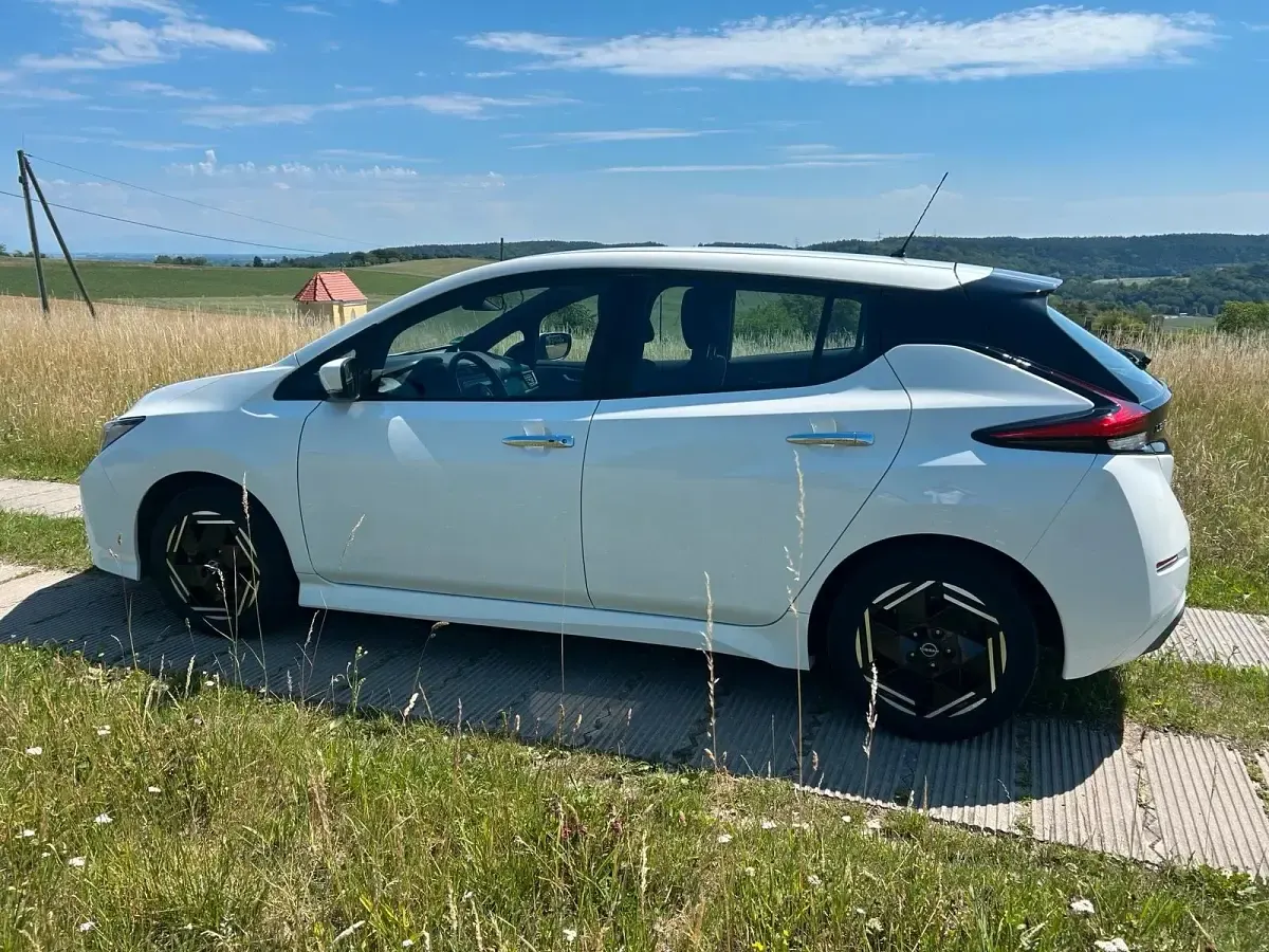 Gebraucht Nissan Leaf Acenta 80 kW (110 PS) 2023 Weiß Kleinwagen