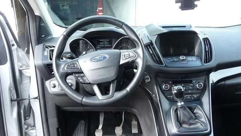 Gebraucht Ford Kuga Titanium 150 PS (110 kW) 2019 Grau SUV