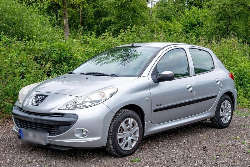 Silber Gebraucht 2011 Peugeot 206+ Kleinwagen | 4.900 € - Bild 1/4