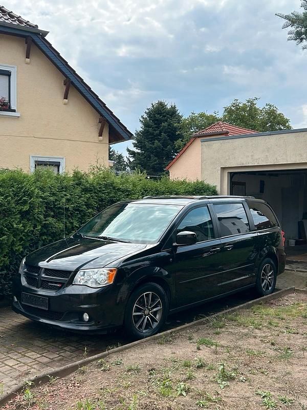 Schwarz Gebraucht 2017 Dodge Grand Caravan Van / Kleinbus | 15.000 € - Bild 1/4