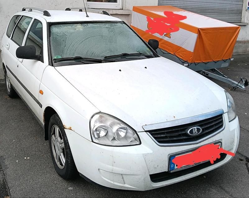 Weiß Gebraucht 2014 Lada Priora Kombi | 700 € - Bild 1/2