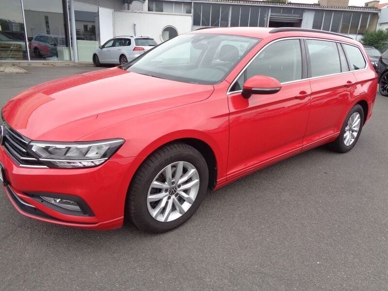 Rot Gebraucht 2021 VW Passat Business Kombi | 14.899 € (Guter Preis) - Bild 1/4