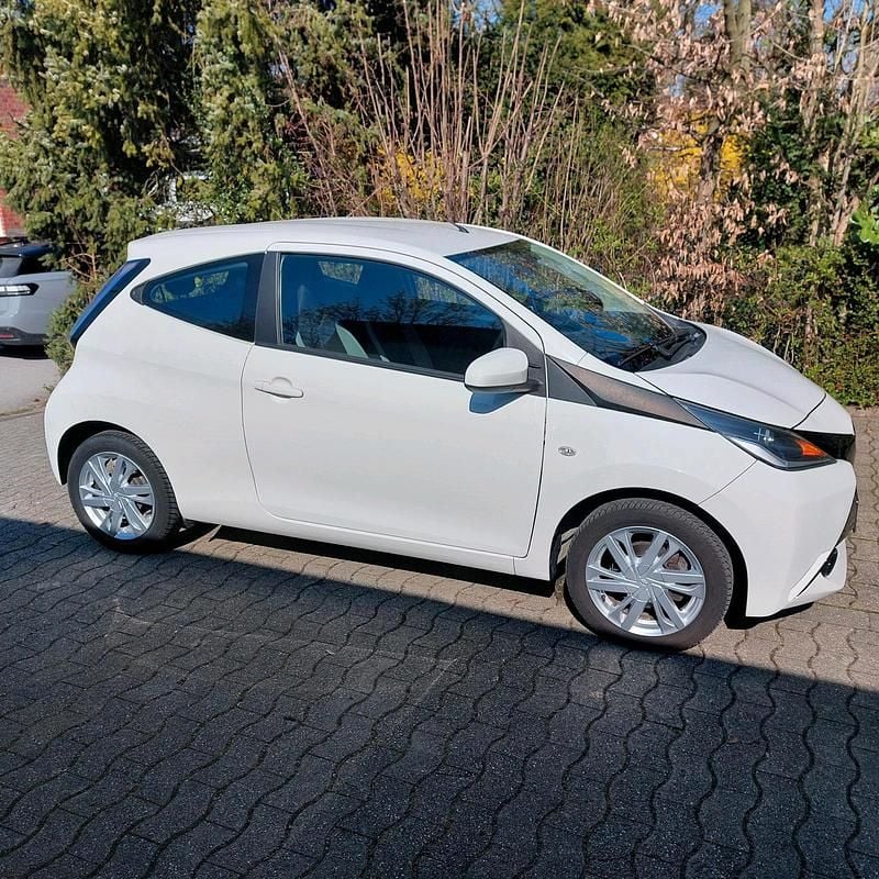 Gebraucht Toyota Aygo 69 PS (50 kW) 2016 Weiß Kleinwagen