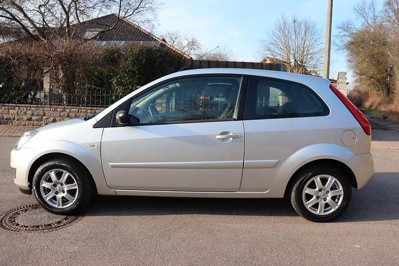 Gebraucht Ford Fiesta Style 60 PS (44 kW) 2008 Silber Kleinwagen