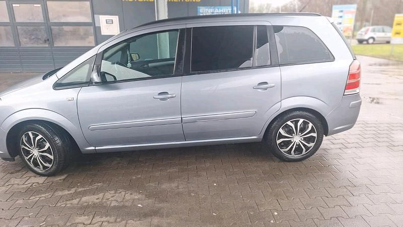 Gebraucht Opel Zafira 105 PS (77 kW) 2007 Silber Van / Kleinbus