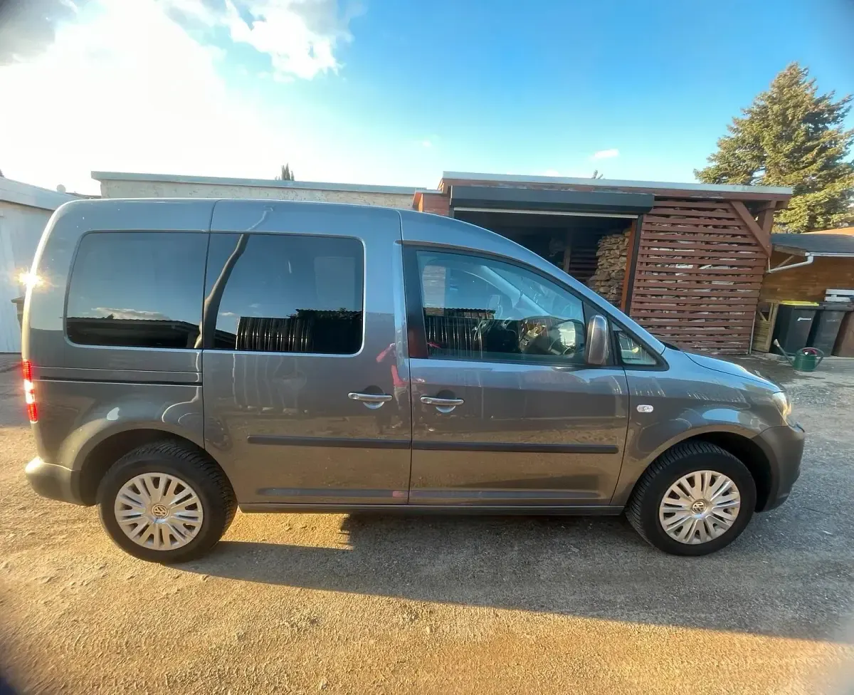 Usado VW Caddy 102 HP (75 kW) 2015 Cinzento Monovolume