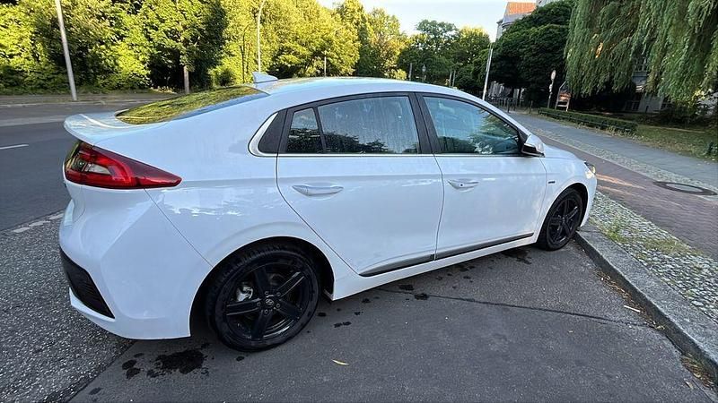 Gebraucht Hyundai Ioniq Premium 141 PS (103 kW) 2017 Weiß Kleinwagen