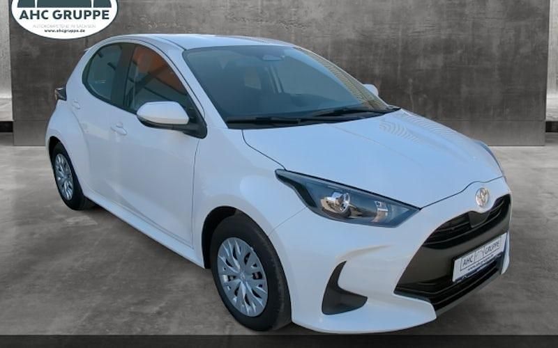 Neu Toyota Yaris Hybrid Business Edition 116 PS (85 kW) 2025 Weiß Limousine