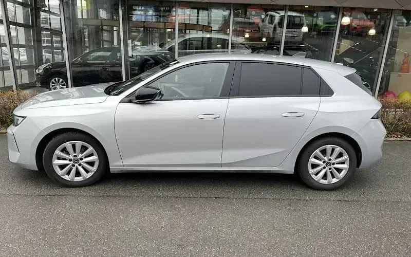 Używany Opel Astra Elegance 110 KM (80 kW) 2024 Srebrny Sedan/Limuzyna