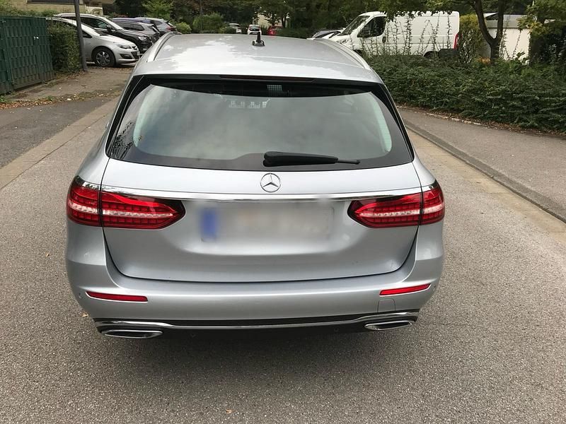 Grau Gebraucht 2021 Mercedes E220 Kombi | 19.900 € (Superpreis) - Bild 1/4
