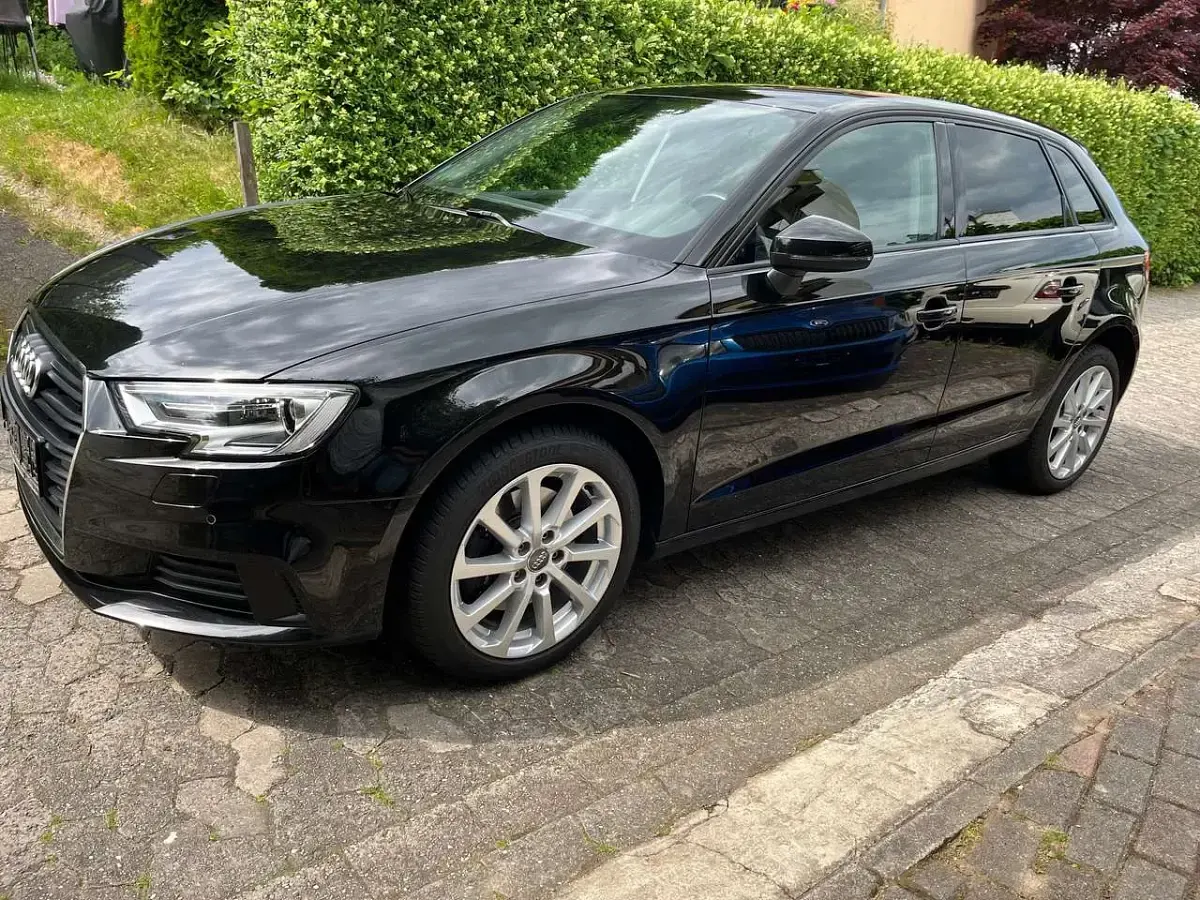 Gebraucht Audi A3 Sport 150 PS (110 kW) 2020 Mythosschwarz metallic Limousine