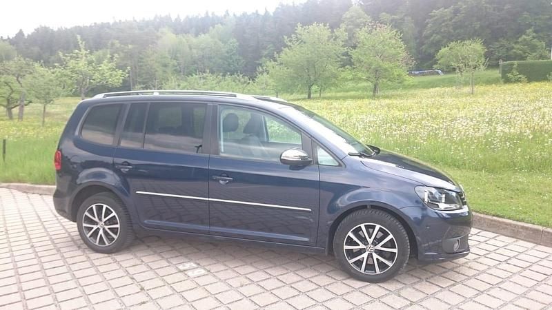 Blau Gebraucht 2011 VW Touran Van / Kleinbus | 7.499 € - Bild 1/4