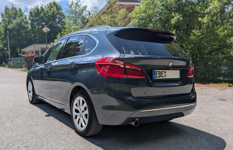 Grau Gebraucht 2016 BMW 218 Luxury Line Van / Kleinbus | 14.333 € (Fairer Preis) - Bild 1/4