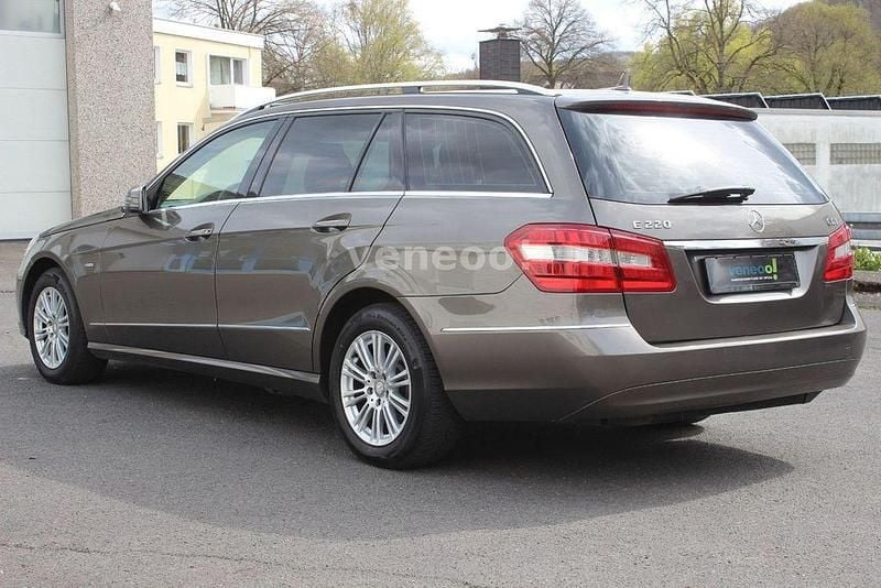 Gebraucht Mercedes E220 Elegance 170 PS (125 kW) 2010 Grau Kombi