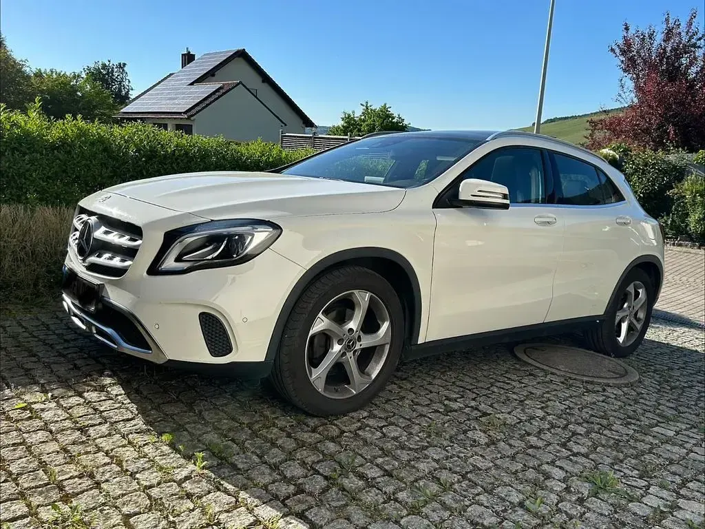 Gebraucht Mercedes GLA180 122 PS (89 kW) 2017 Weiß SUV