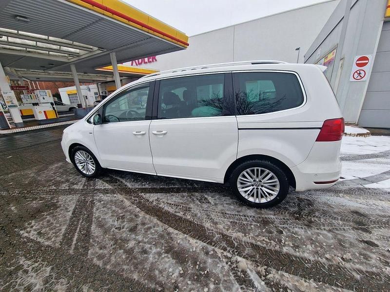 Second-hand VW Sharan Cup 140 CP (102 kW) 2014 Alb Monovolum