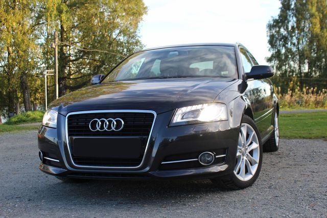 Gebraucht Audi A3 Sportback Attraction 105 PS (77 kW) 2011 Grau metallic Kleinwagen