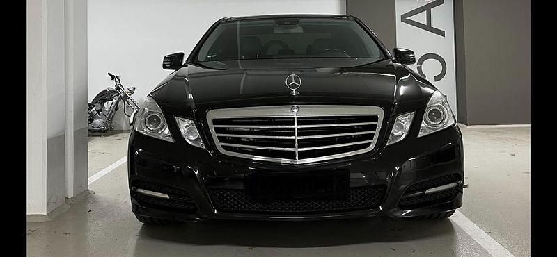 Schwarz Gebraucht 2010 Mercedes E500 Avantgarde Limousine | 18.900 € (Fairer Preis) - Bild 1/4