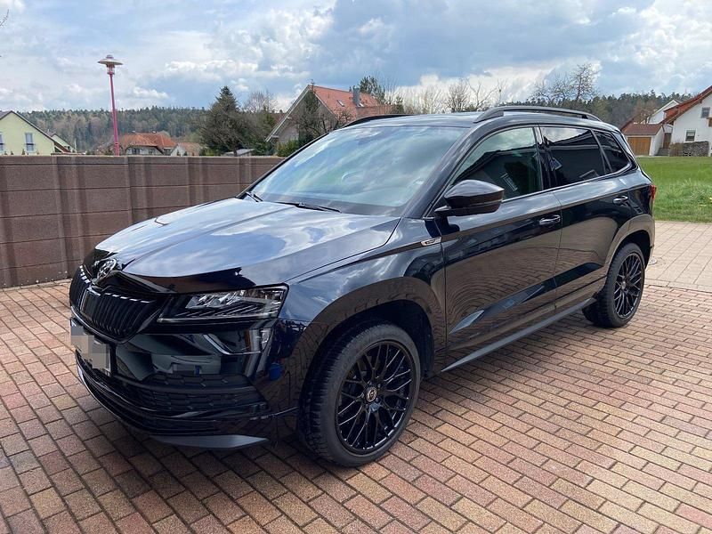 Schwarz Gebraucht 2020 Skoda Karoq SportLine SUV | 32.500 € (Etwas zu teuer) - Bild 1/4