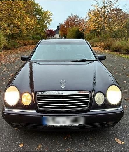 Andere farben Gebraucht 1998 Mercedes E280 Avantgarde Limousine | 4.500 € (Fairer Preis) - Bild 1/4