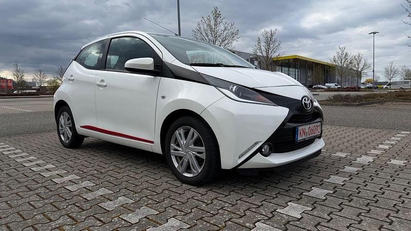 Gebraucht Toyota Aygo X-play 69 PS (50 kW) 2016 Weiß Kleinwagen