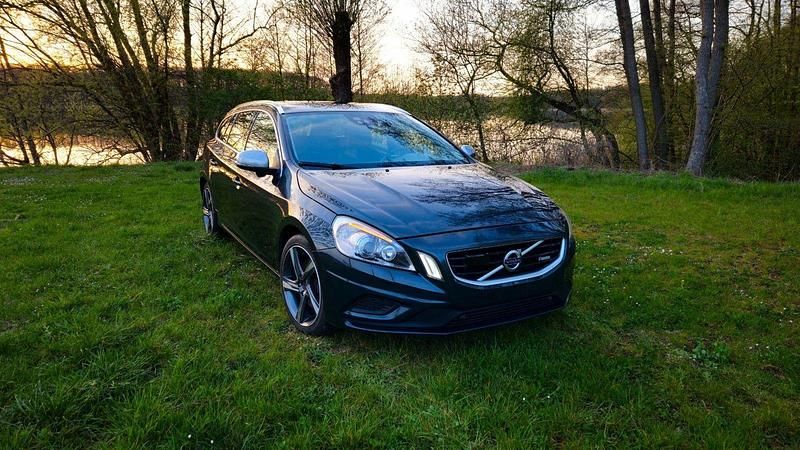 Grau Gebraucht 2013 Volvo V60 R-Design Kombi | 8.450 € (Superpreis) - Bild 1/4